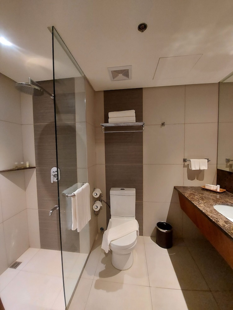 Family Quadruple Room, Multiple Beds, Non Smoking, Balcony (1 queen and 2 double beds) - Photo 9