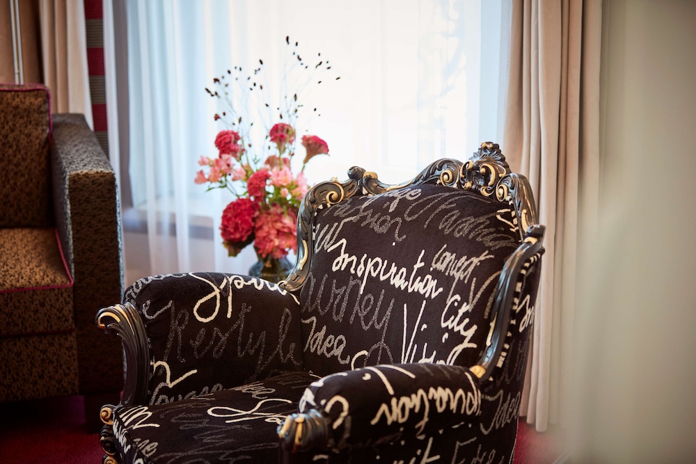 Signature Suite - Photo 4