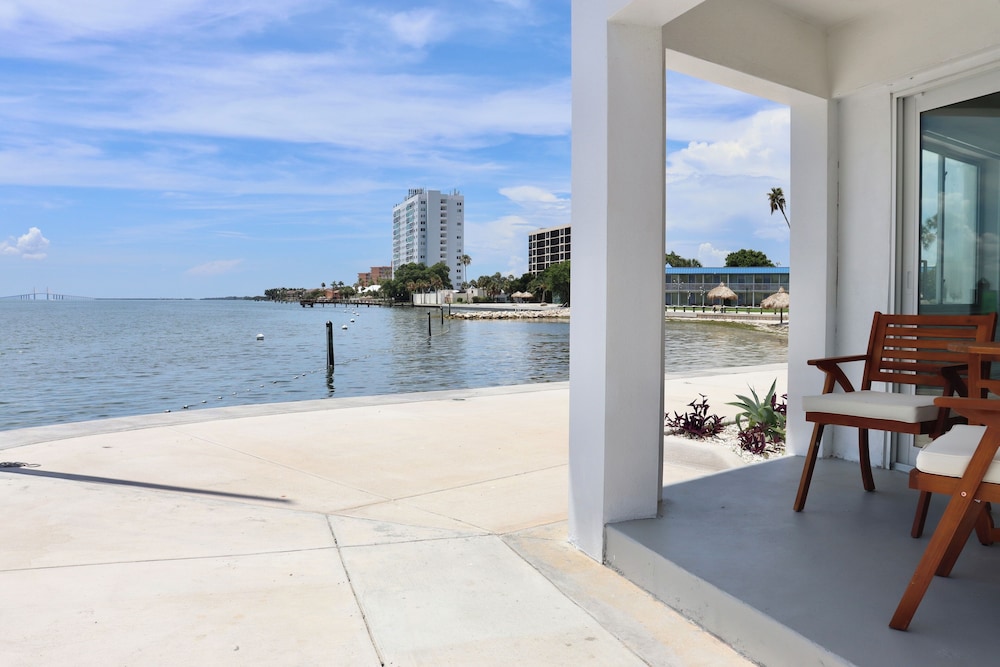 Premier Waterside King Suite - Photo 3