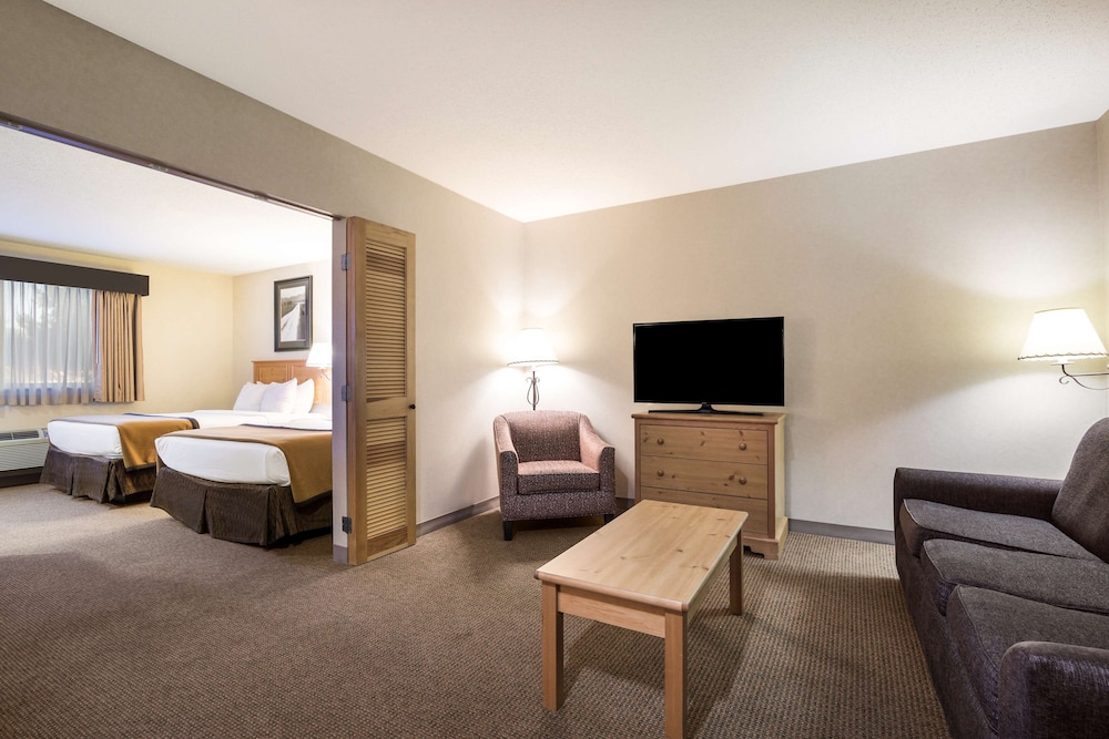 Suite, 2 Queen Beds, Non Smoking, Kitchenette (Separate Living Room;with Sofabed) photo 3