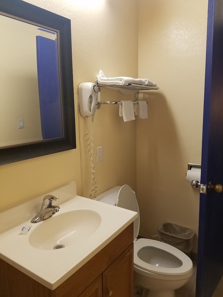 Standard Room, 1 Queen Bed photo 2