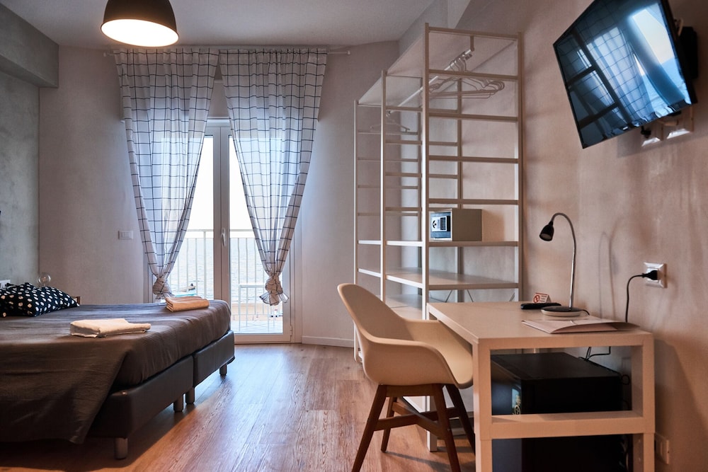 Deluxe Double Room with sea front view - Photo 1