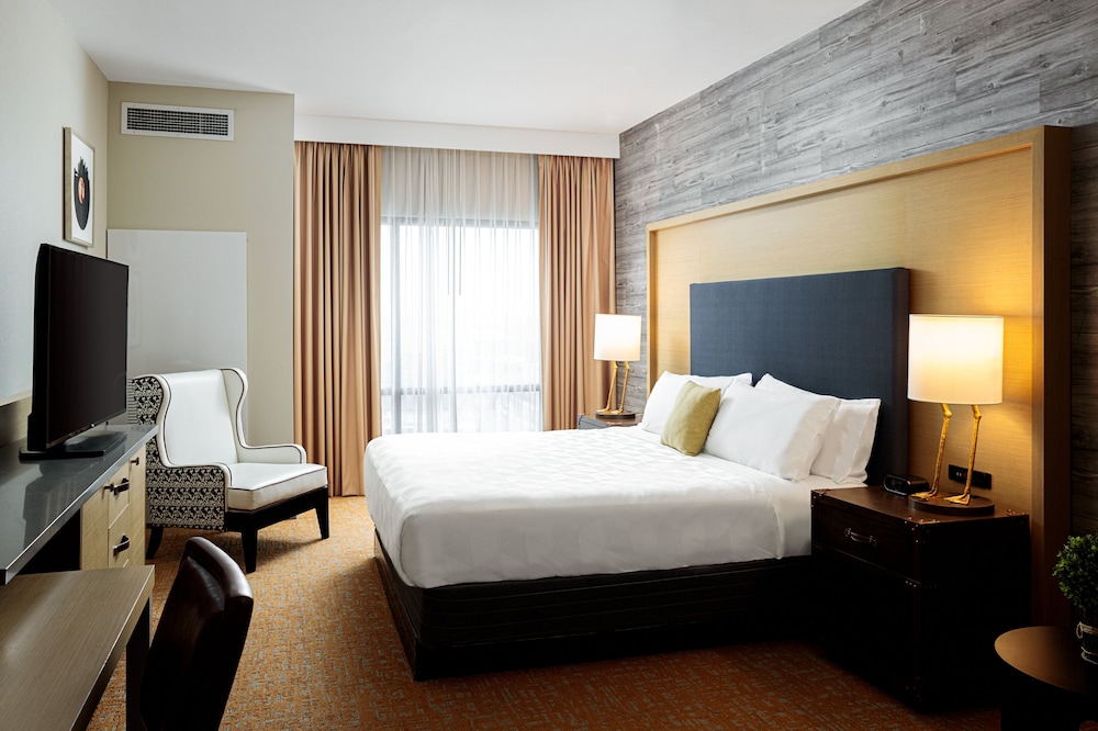 Standard Room, 1 King Bed, Accessible (Communications) thumbnail 5