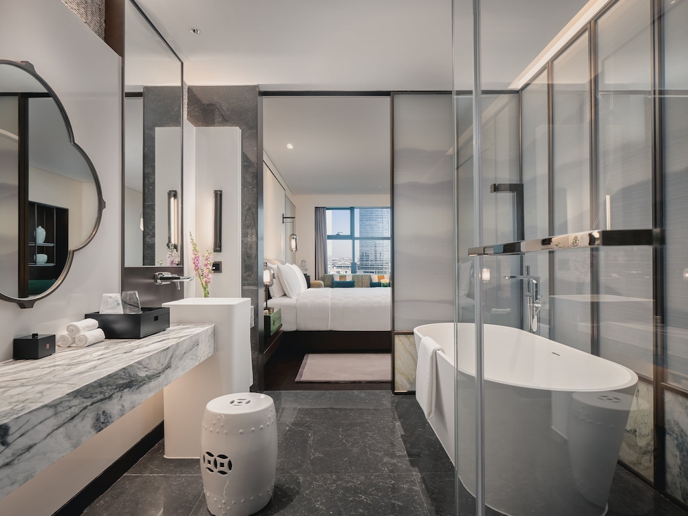 Premium Room, 1 King Bed, Club Lounge Access - Photo 1