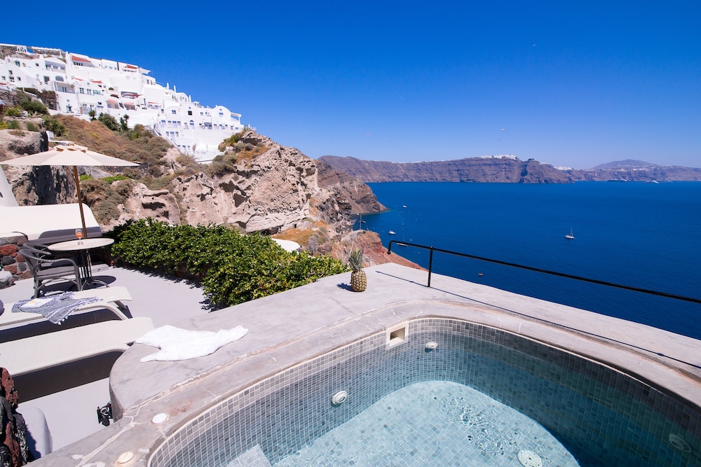 Althaea Honeymoon Cave Suite with Caldera View & Hot Tub - Photo 5