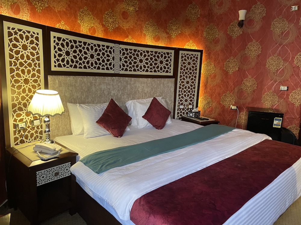 Honeymoon Room thumbnail 5