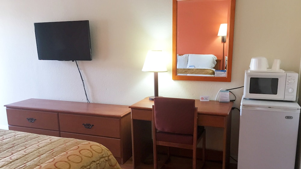 Deluxe Room, 1 King Bed, Smoking, Refrigerator & Microwave - Photo 2