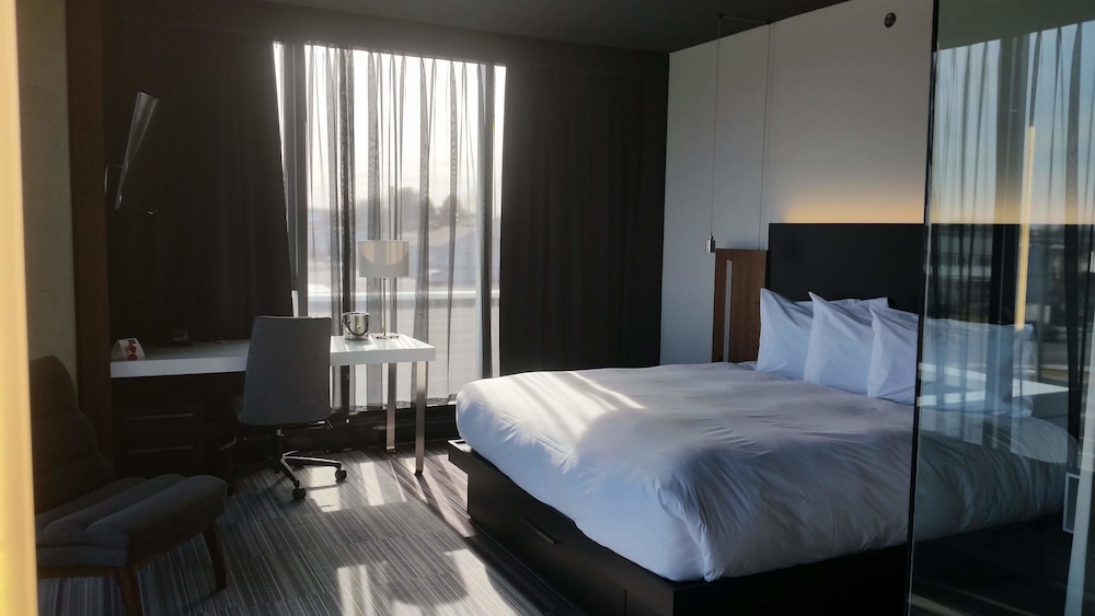 Superior Room, 1 King Bed photo 1