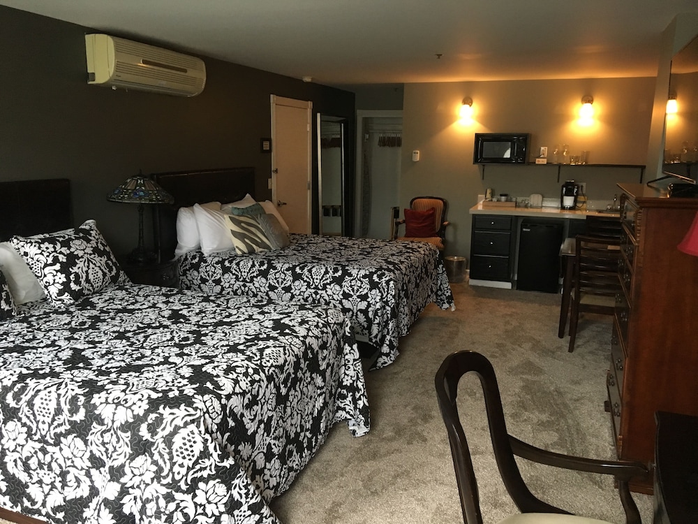 Classic Room, 2 Queen Beds, Non Smoking photo 2