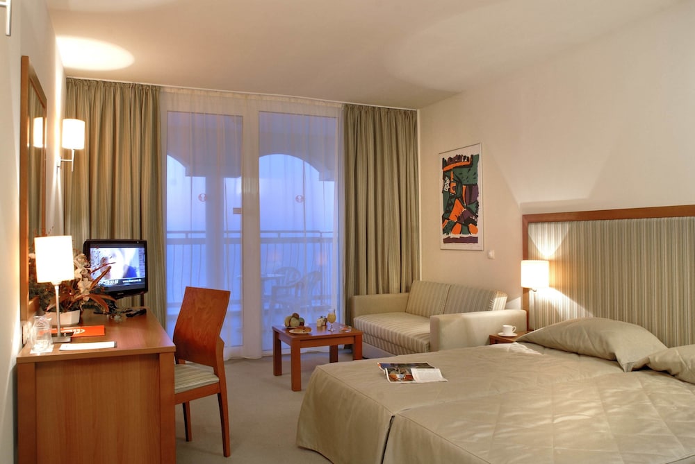 Family Room (Park View (3 Adults + 2 Kids))