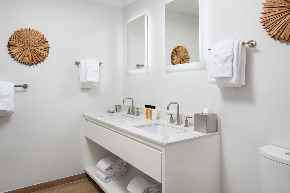 Deluxe Suite, 1 Bedroom, Oceanfront (Recently Renovated) - Photo 5