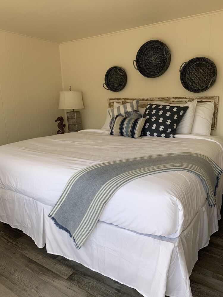 Standard Studio, 1 King Bed, Non Smoking (Cottage King) - Photo 1