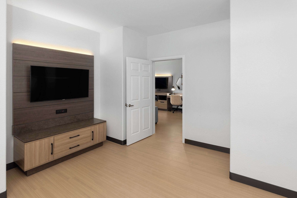 Deluxe Suite, 1 King Bed, Accessible, Non Smoking (Mobility,Hearing,Roll-In Shower) - Photo 1