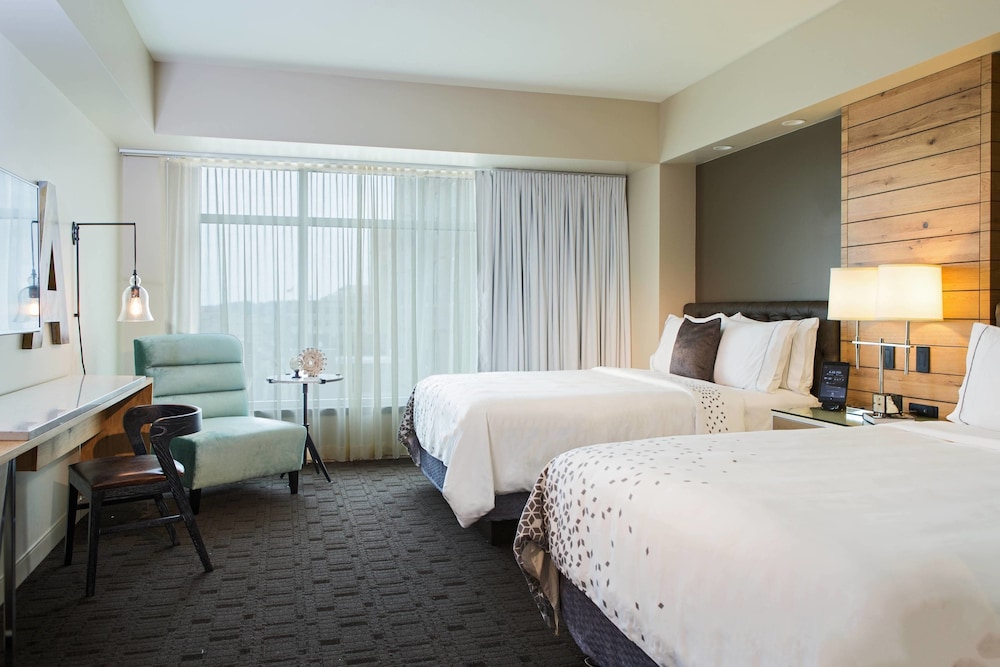 Room, 2 Queen Beds (Mobility/Hearing Access, Roll-In Shwr)