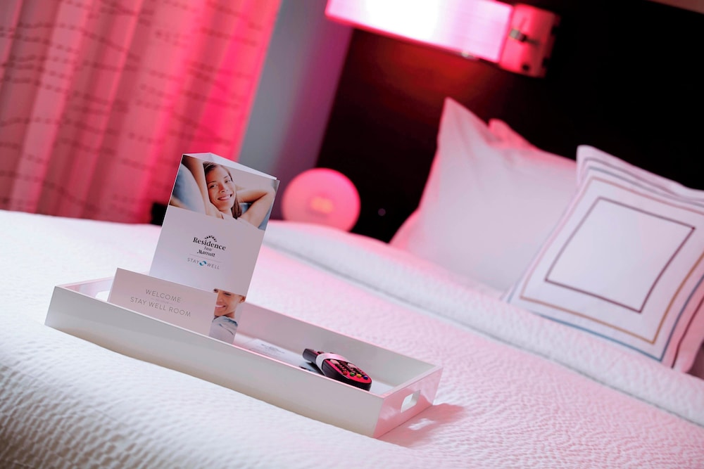 Enhanced Queen Room with Tub - Mobility Accessible