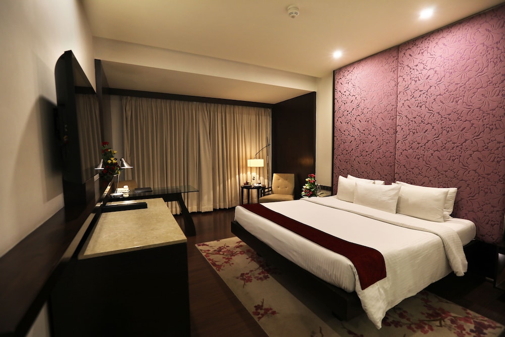 Suite Room King Bed with Bath Tub - Photo 2