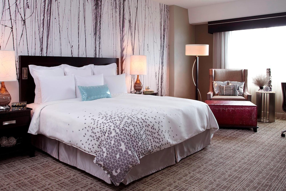 Club Room, 1 King Bed (Mobility/Hearing Accessible, Tub) - Photo 2