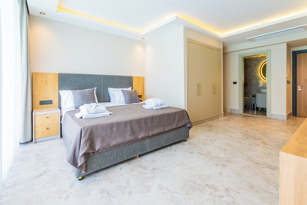 Duplex Swimup Suite - Photo 11
