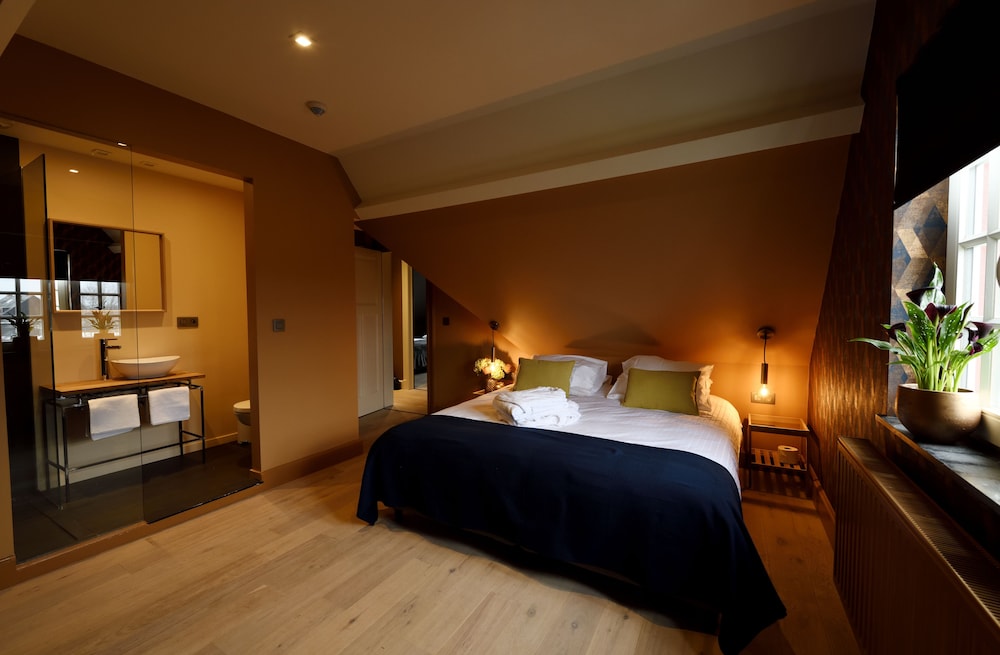 Superior Room, 1 King Bed (Harlequin)