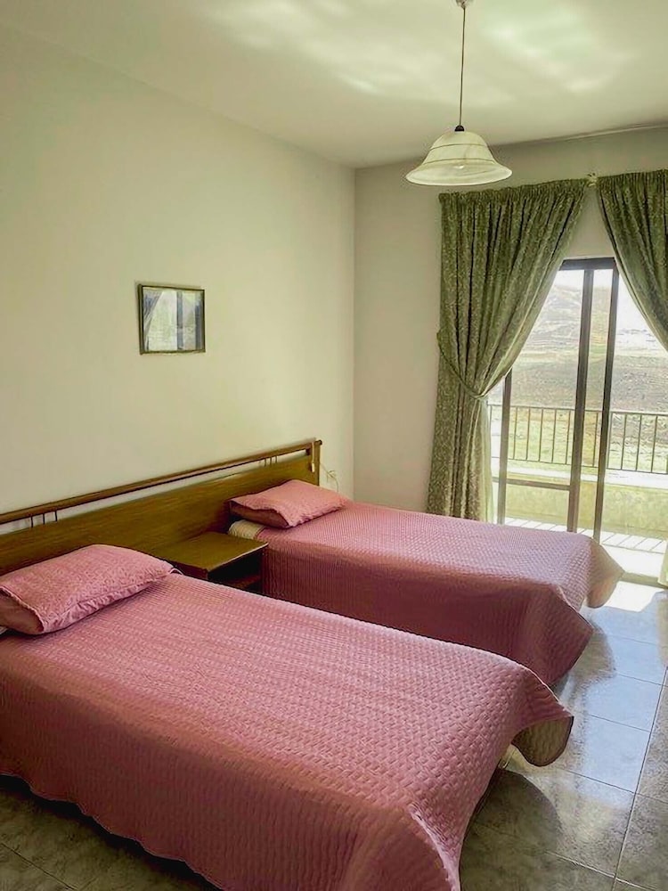 Basic Single Room, 1 Queen Bed, Smoking, Lake View photo 3