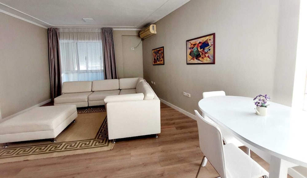 Family Apartment, 1 Bedroom, Non Smoking, City View photo 3