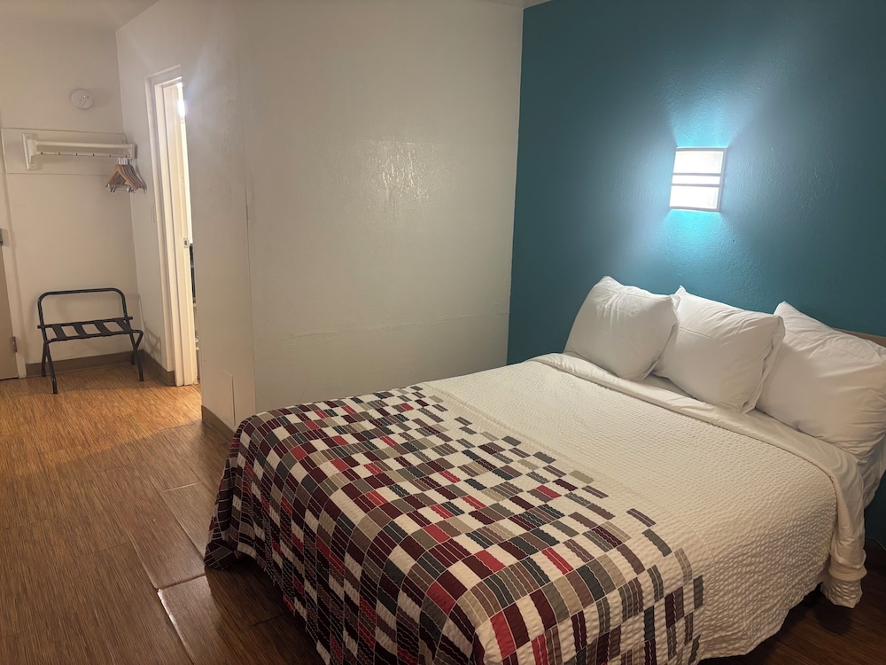 Deluxe Room, 1 Queen Bed, Non Smoking