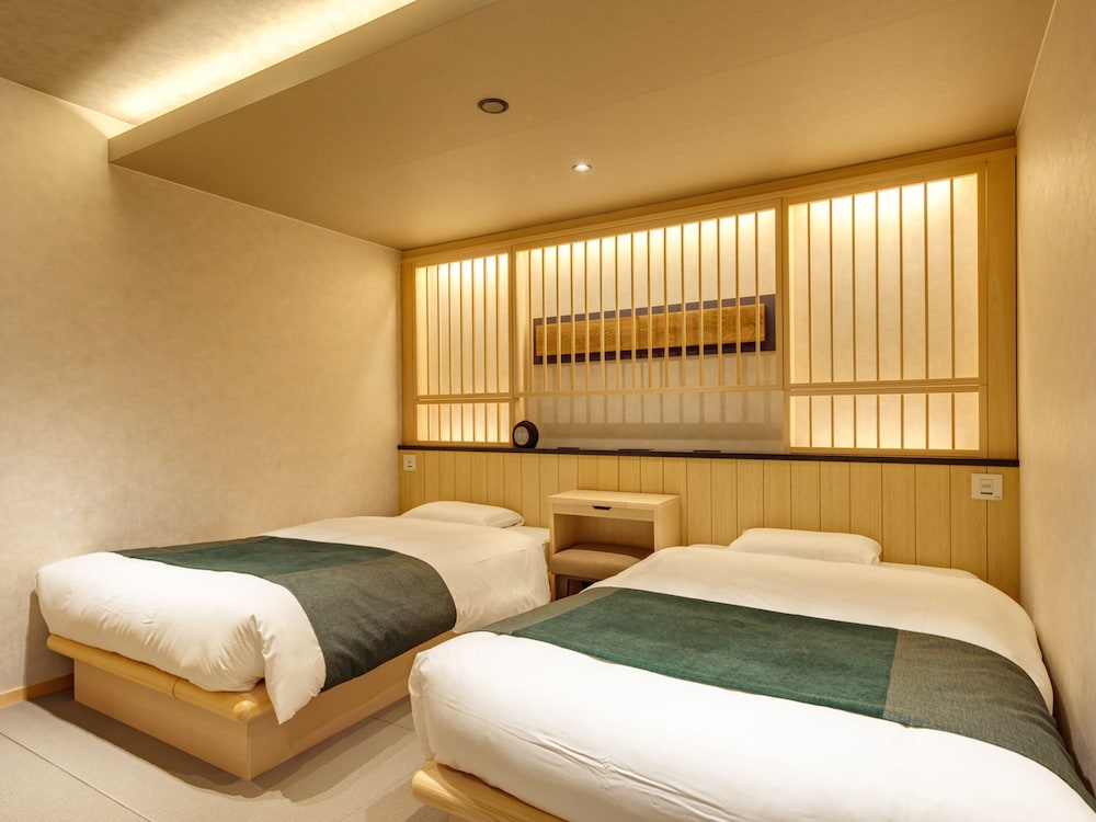 Deluxe Quadruple Room, Private Bathroom photo 2