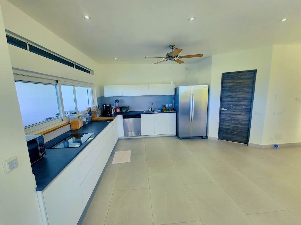 Business Suite, 1 King Bed, Pool Access, Ocean View photo 3