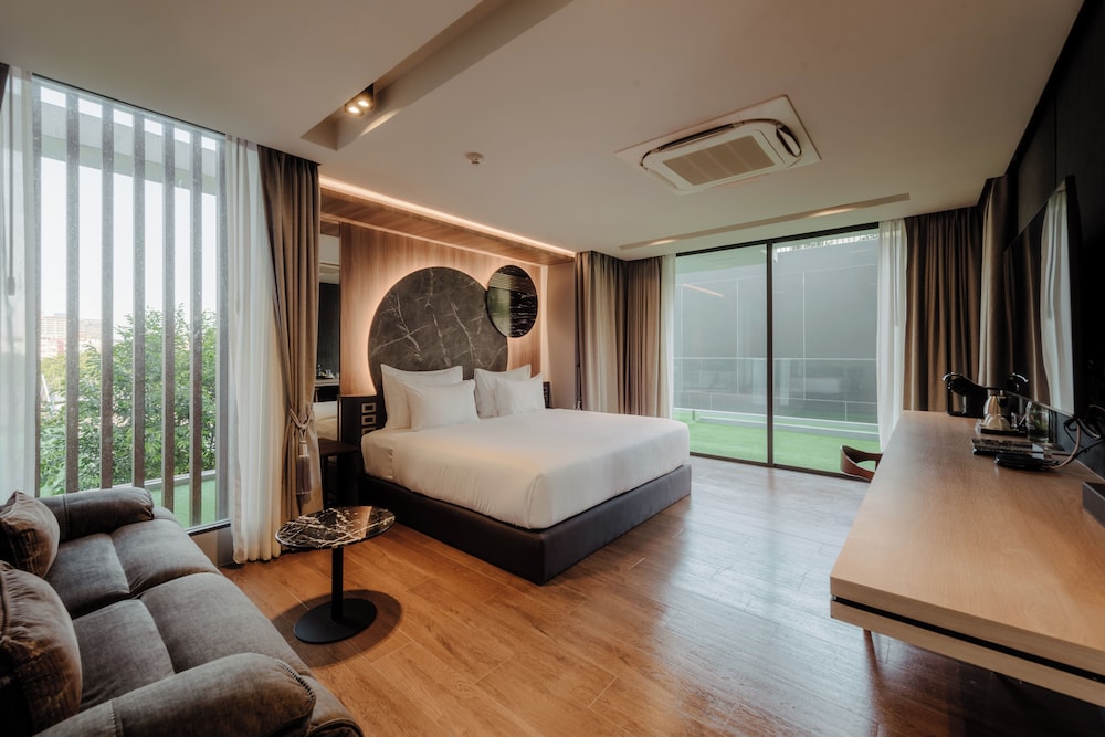Deluxe Room, 1 King Bed, Balcony, Garden View photo 1
