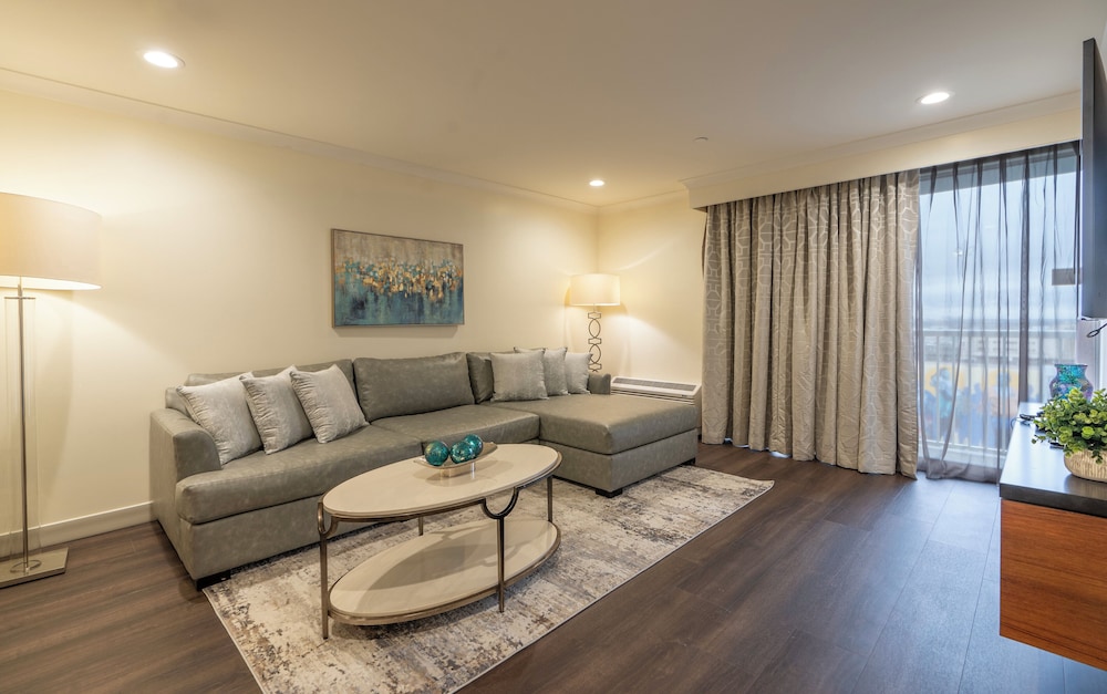 Suite, 1 King Bed, City View - Photo 3
