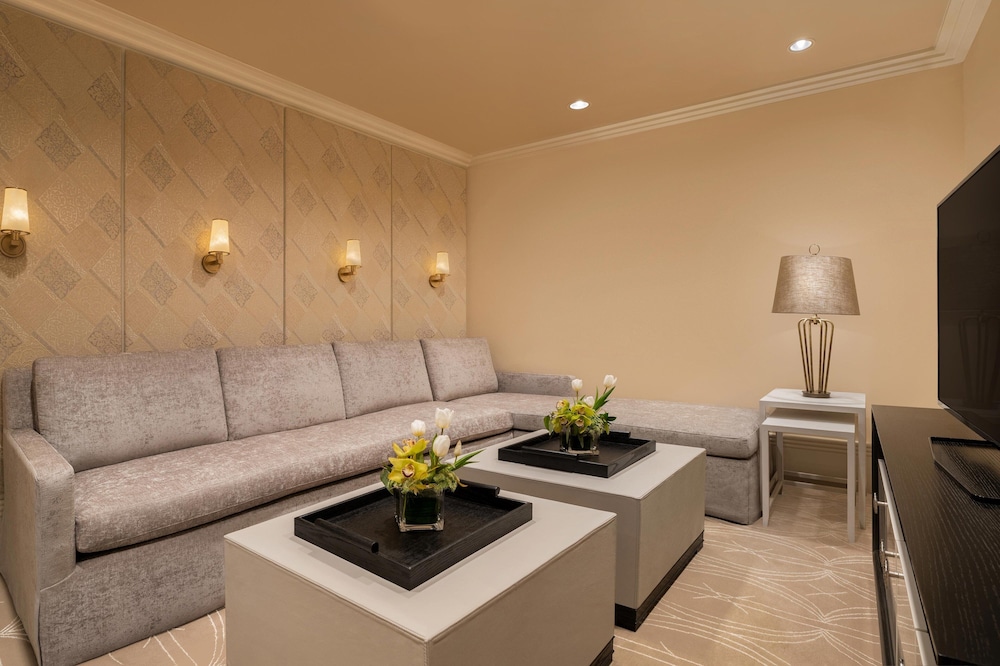 Royal Suite, 2 Bedrooms, Balcony thumbnail 5