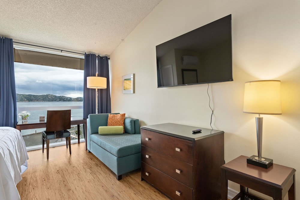Deluxe Single Room, 2 Double Beds, Lake View photo 2