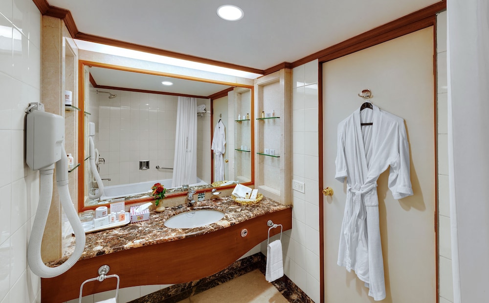 Executive Suite - Photo 4