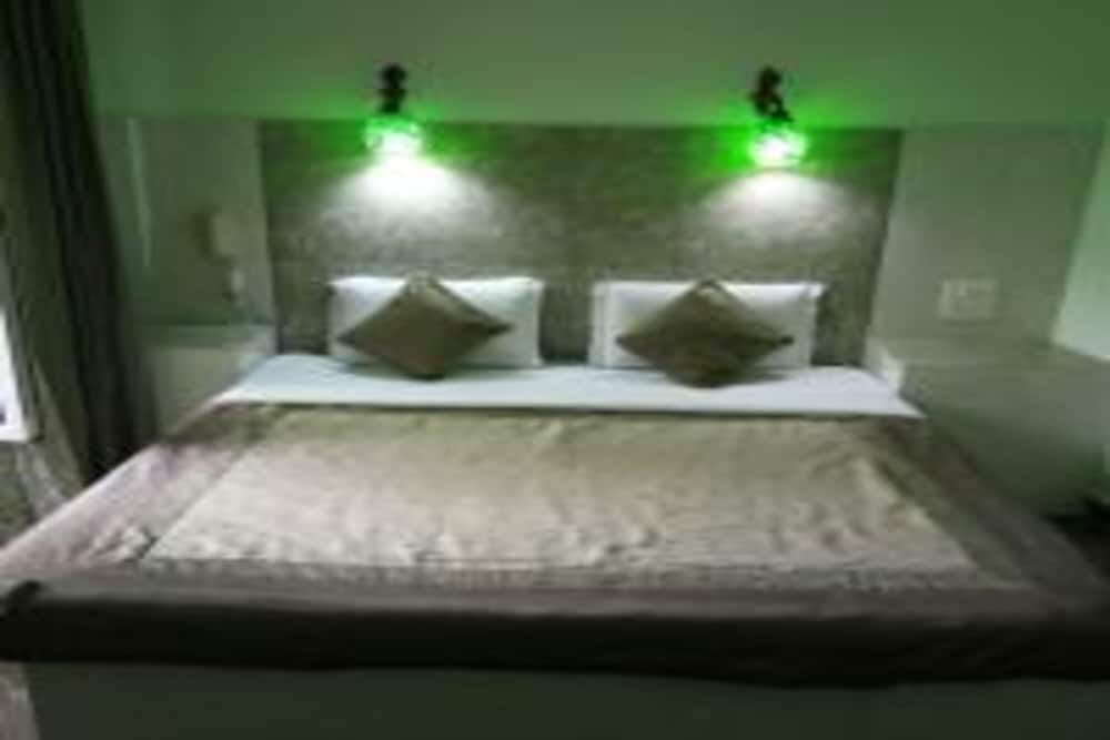 Deluxe Twin Room - Photo 2