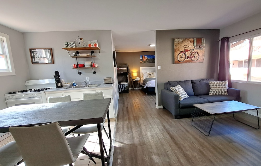 Signature Suite, 1 Bedroom, Non Smoking, Kitchen
