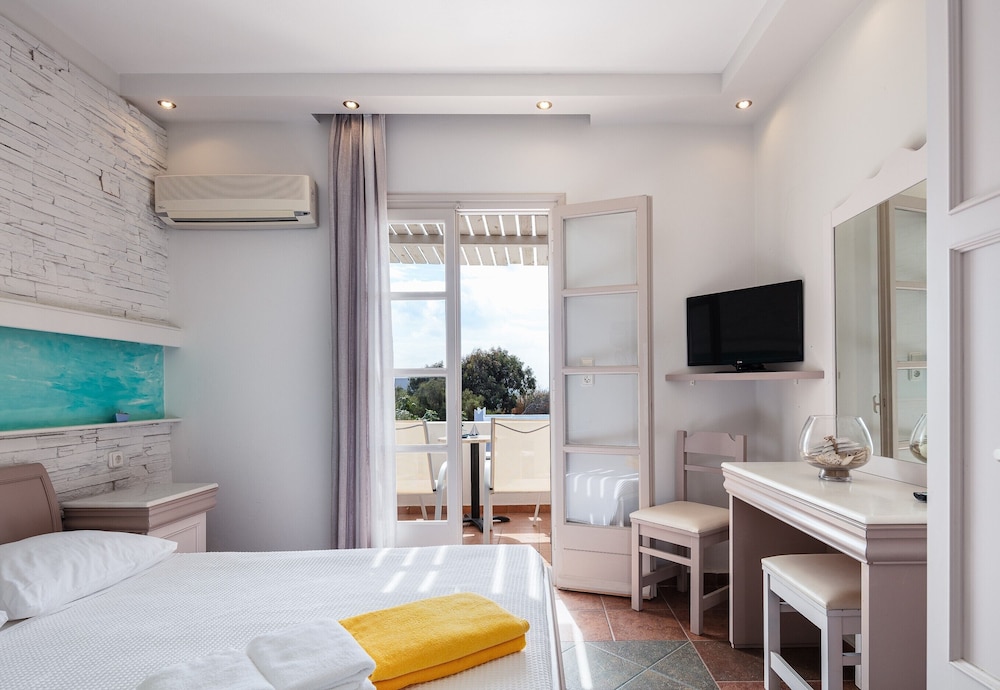 Aegean Quadruple Room with Terrace & Sea View photo 3