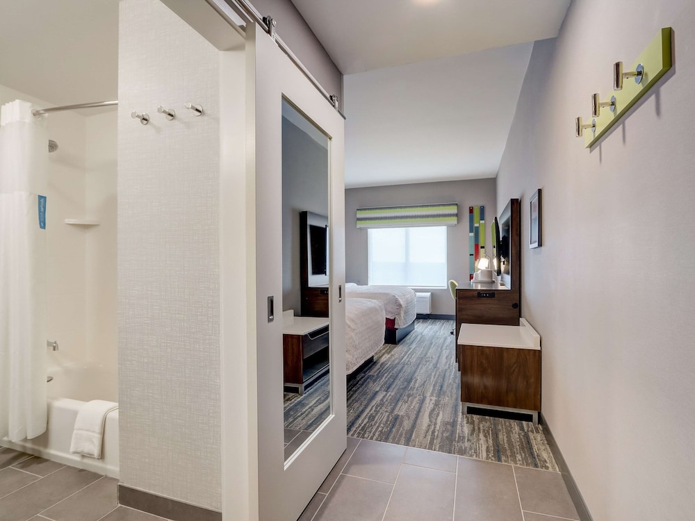 Room, 2 Queen Beds, Accessible, Bathtub (Hearing) - Photo 23