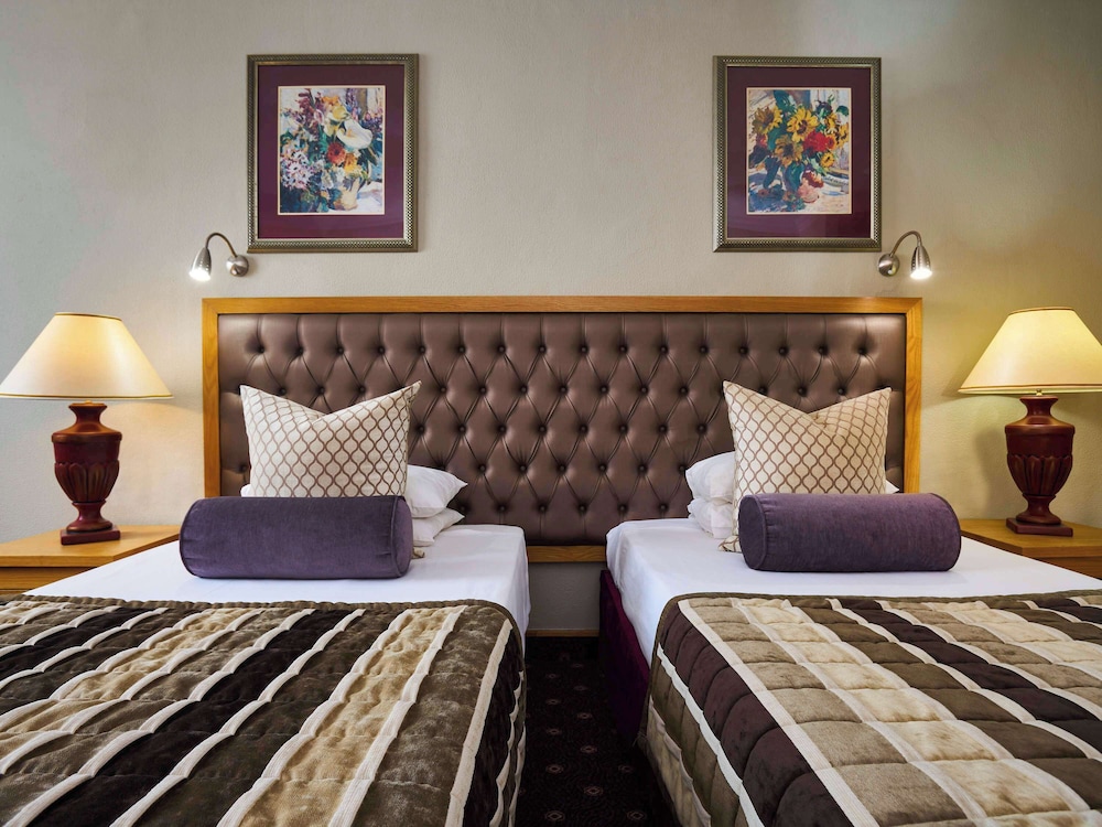 Classic Twin Room, 2 Twin Beds, Pool View - Photo 1