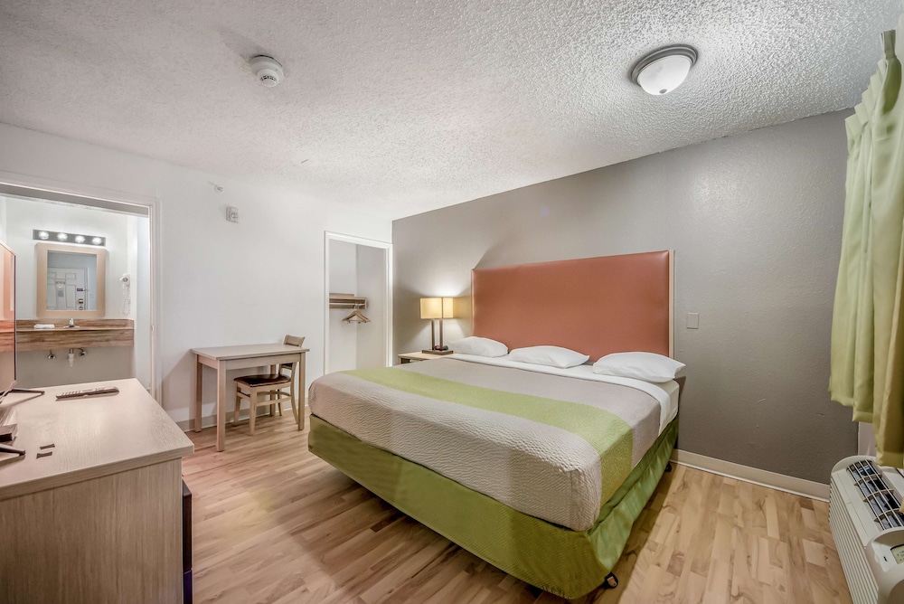 Standard Room, 1 King Bed, Non Smoking, Refrigerator & Microwave - Photo 3