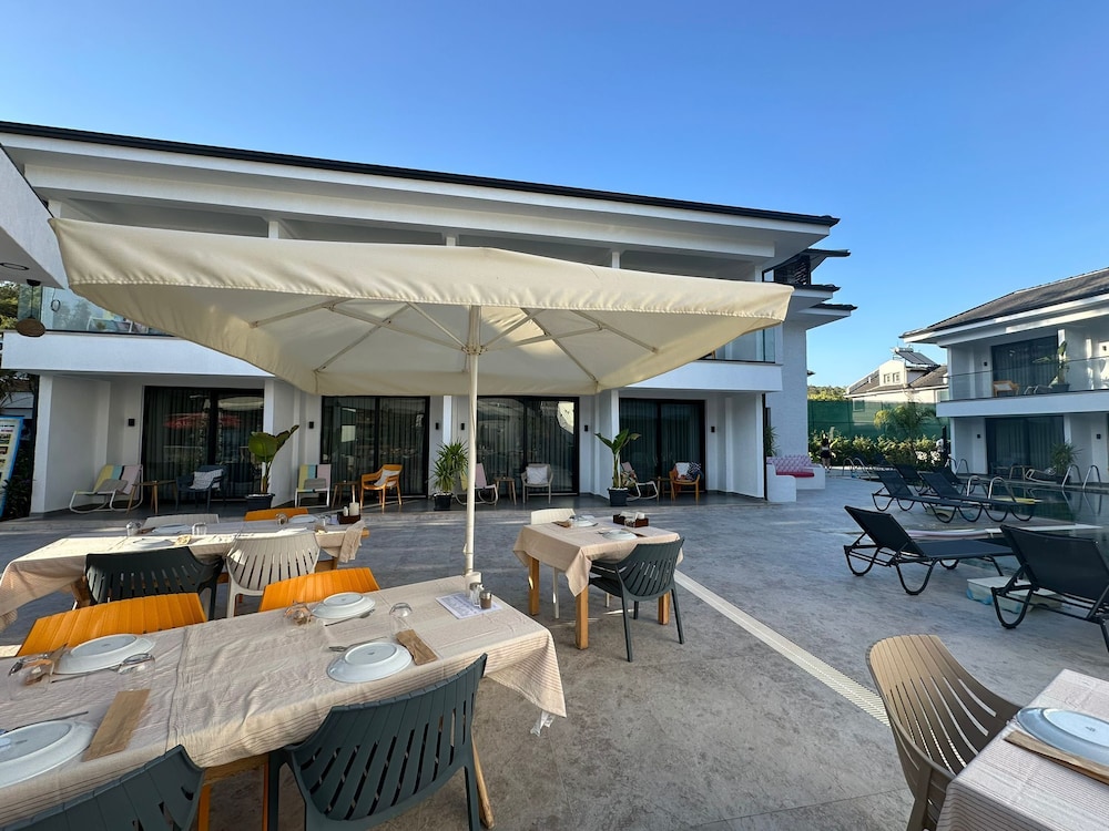 Business Room, 1 King Bed, Non Smoking, Courtyard Area