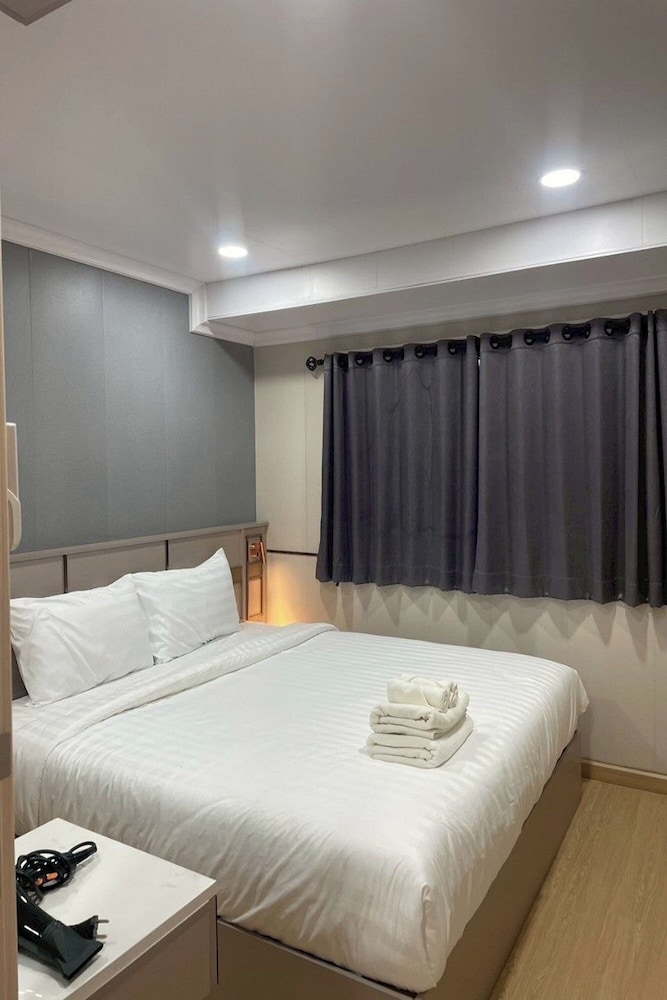 2 Bedrooms Family Room (B) photo 1