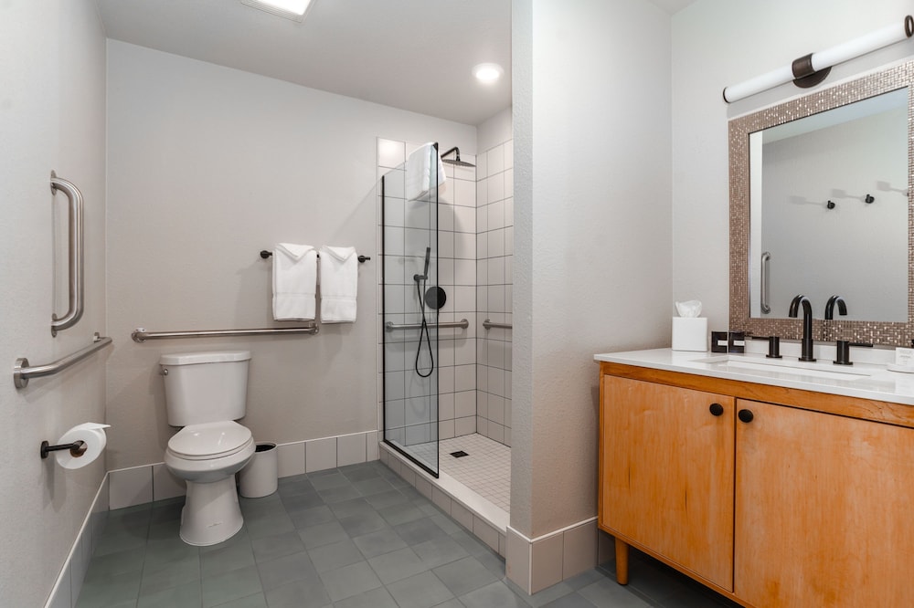 Suite, Mobility Accessible (Outbound, Queen) - Photo 10