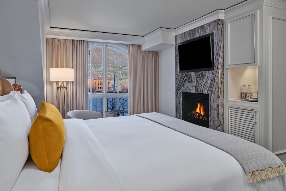 Deluxe Room, 1 King Bed, Fireplace (Mobility Accessible, Roll-In Shower) photo 2