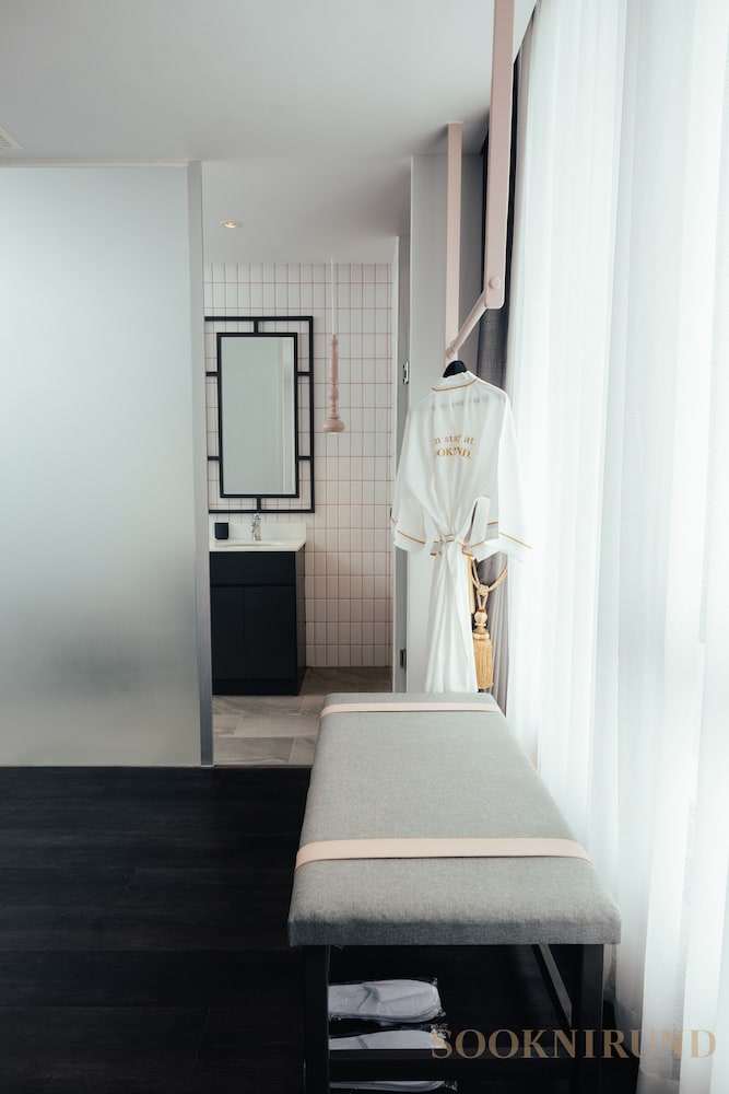 Deluxe King Room - Photo 3
