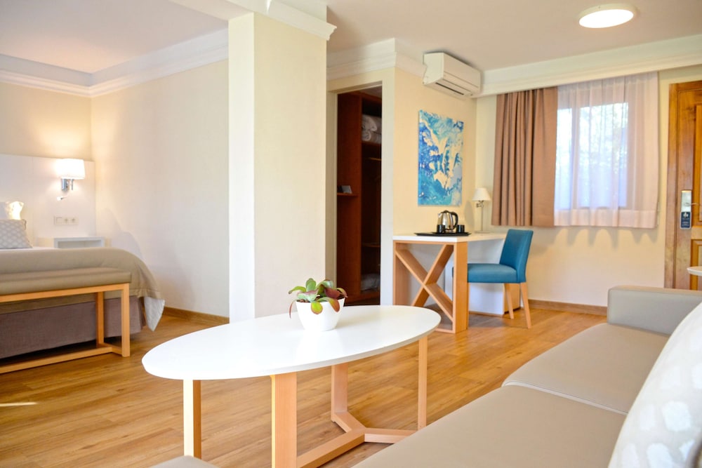 Junior Suite Pool View (2 Adults)