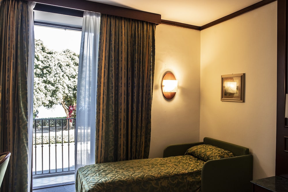 Triple Room, 1 Double Bed with Sofa bed, Sea View photo 3