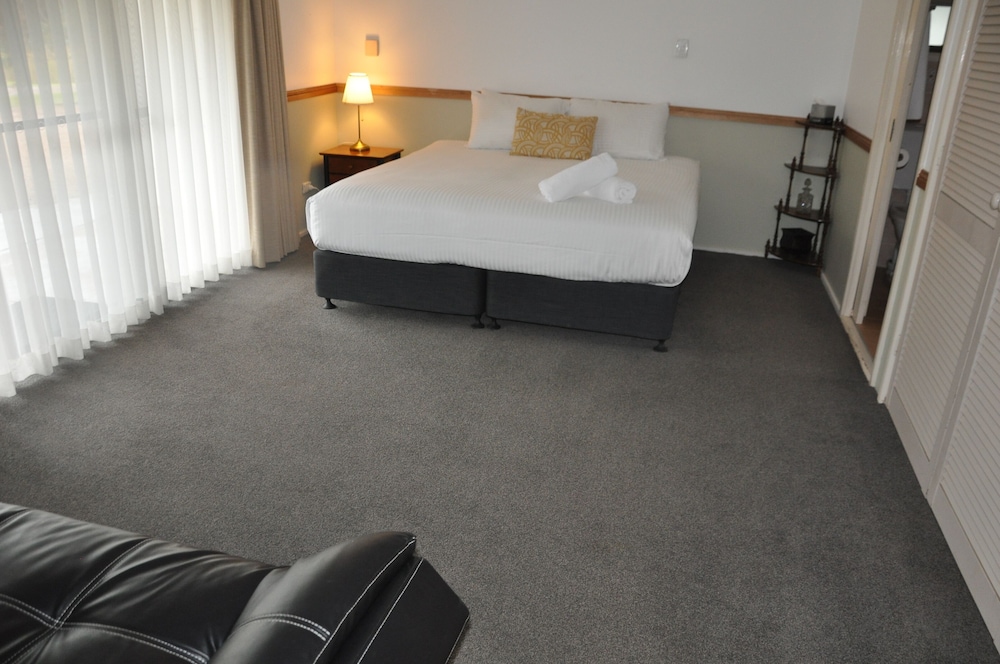 The Homestead (5 King Beds or 12 Single Beds) photo 3