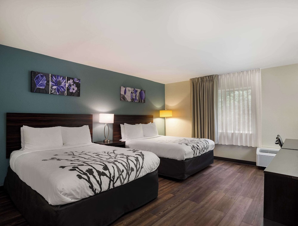 Business Room, 2 Queen Beds, Non Smoking (Upgrade) - Photo 1
