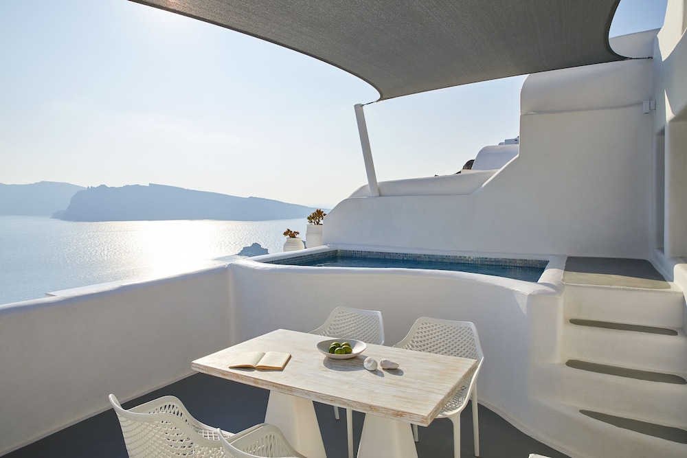 Senior Villa with Outdoor Plunge Pool and Caldera View - Photo 1
