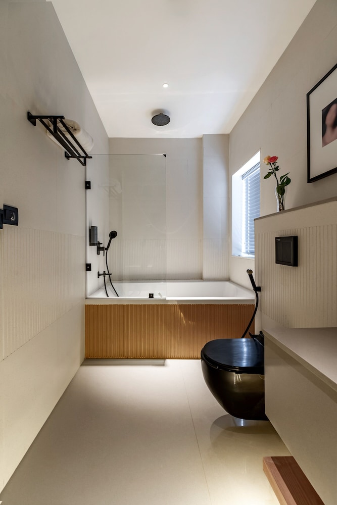 Courtyard Suites with City View bath tub photo 2